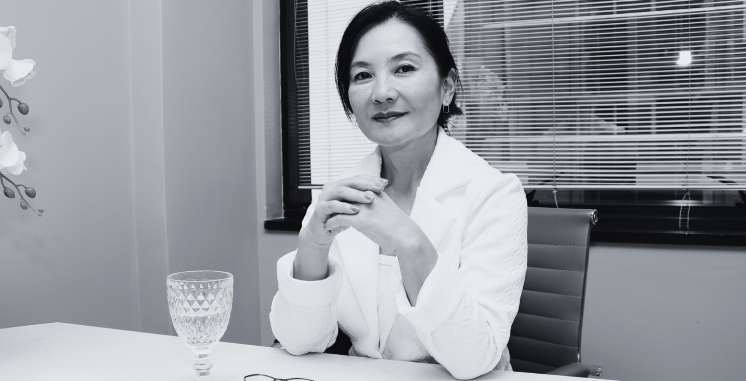 Dra. Karin Ishikawa em seu consultório